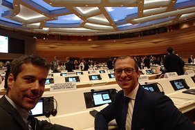 Christian Alwardt und Neil Renic auf der UN-Konferenz in Genf.