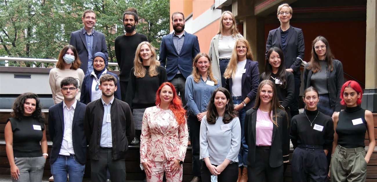 Studierende des Master of “Peace of Security Studies” 2021/22 zusammen mit der Programmdirektorin Prof. Dr. Ursula Schröder und der Studienkoordinatorin Dr. Patricia Schneider Studierende des Master of “Peace of Security Studies” 2021/22 zusammen mit der Programmdirektorin Prof. Dr. Ursula Schröder und der Studienkoordinatorin Dr. Patricia Schneider