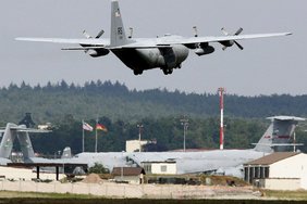 Ein Transportflugzeug der US-Luftwaffe beim Landeanflug auf den US-Stützpunkt Rammstein.