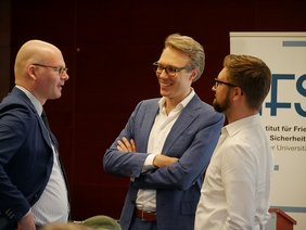 Dr. Holger Niemann (Mitte) und Dr. Ulrich Kühn (rechts) auf der gemeinsamen Veranstaltung des IFSH und der DGVN