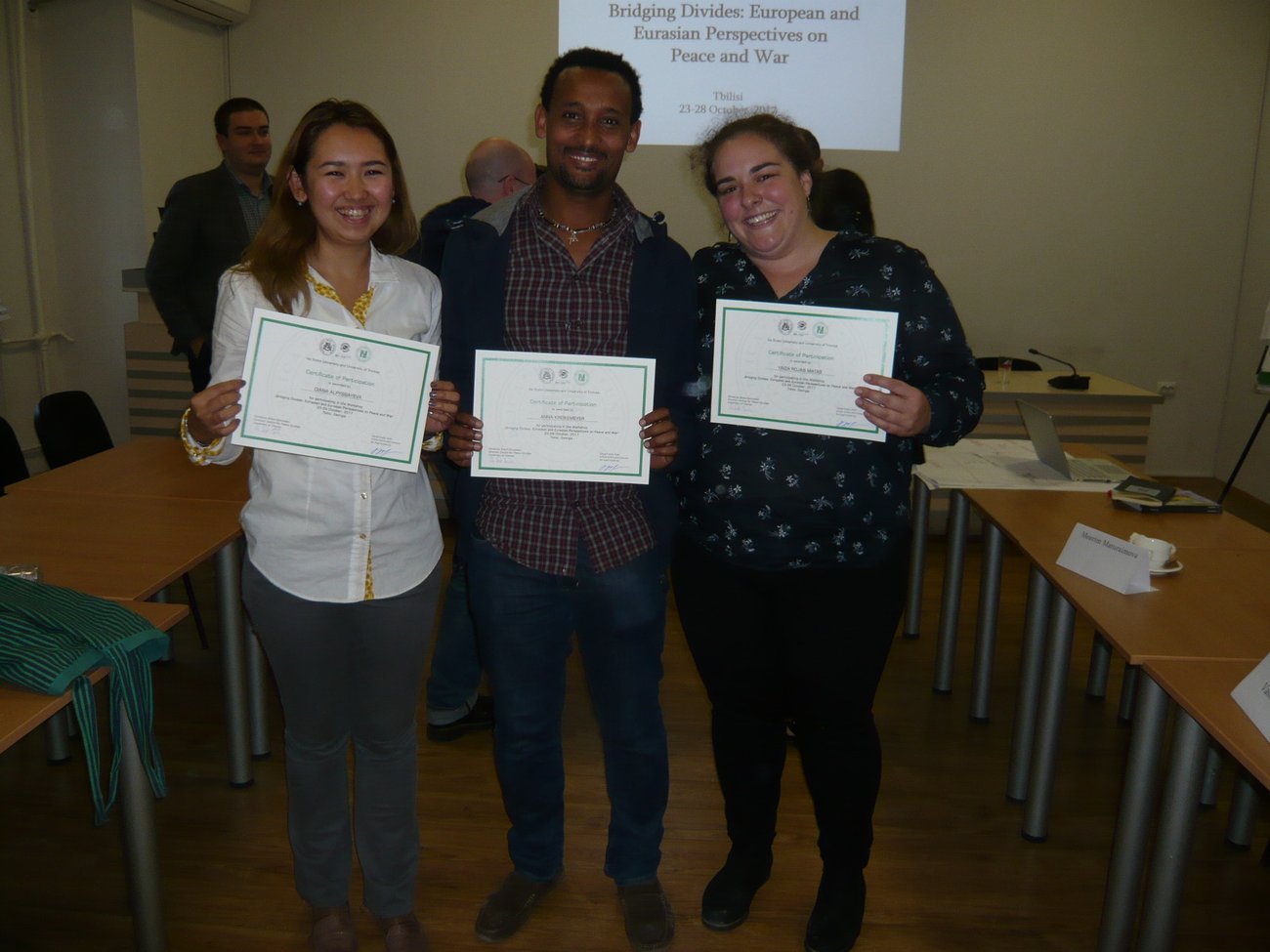 MPS-Studierende aus Kasachstan, Äthiopien und Spanien am Ende des EPSE-Workshops in Tiflis (2017, Foto privat). MPS-Studierende aus Kasachstan, Äthiopien und Spanien am Ende des EPSE-Workshops in Tiflis (2017, Foto privat).