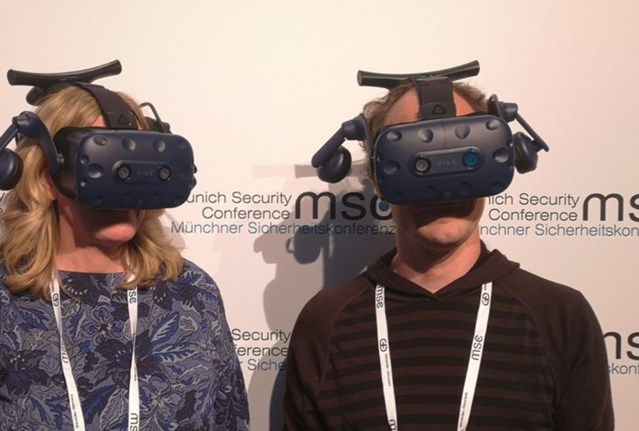 Sharon K. Weiner und Moritz Kütt stellten ihr Virtual Reality Projekt auf der Münchner Sicherheitskonferenz 2020 vor Sharon K. Weiner und Moritz Kütt stellten ihr Virtual Reality Projekt auf der Münchner Sicherheitskonferenz 2020 vor
