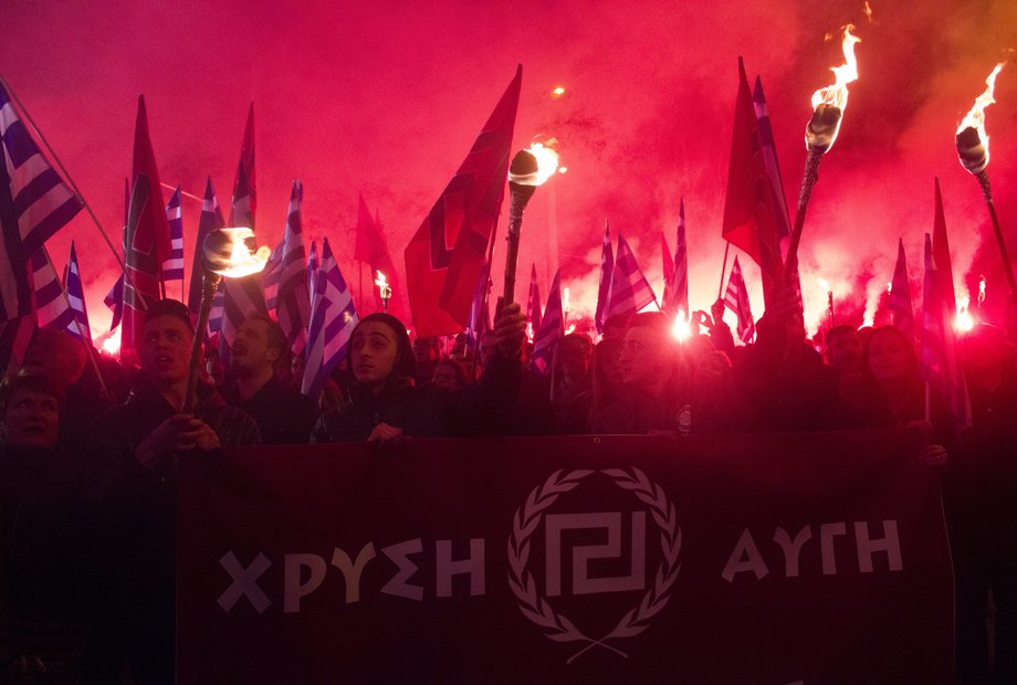 Anhänger der griechischen neonazistischen Partei Goldene Morgenröte während einer Kundgebung Anhänger der griechischen neonazistischen Partei Goldene Morgenröte während einer Kundgebung