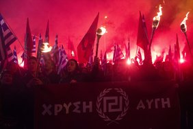 Anhänger der griechischen neonazistischen Partei Goldene Morgenröte während einer Kundgebung