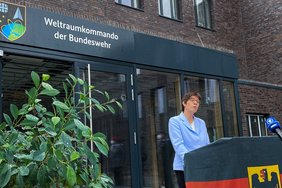 Bundesverteidigungsministerin Annegret Kramp-Karrenbauer bei der Eröffnung des Weltraumkommandos der Bundeswehr