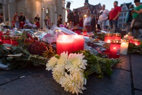 Menschen in Halle stellen für die Opfer des Anschlags Kerzen ab