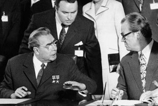 Der Generalsekretär der KPdSU Breschnew und Bundeskanzler Brandt unterzeichnen 1973 das Abkommen über wirtschaftliche, industrielle u. technische Zusammenarbeit. (c) dpa picture-alliance Der Generalsekretär der KPdSU Breschnew und Bundeskanzler Brandt unterzeichnen 1973 das Abkommen über wirtschaftliche, industrielle u. technische Zusammenarbeit. (c) dpa picture-alliance