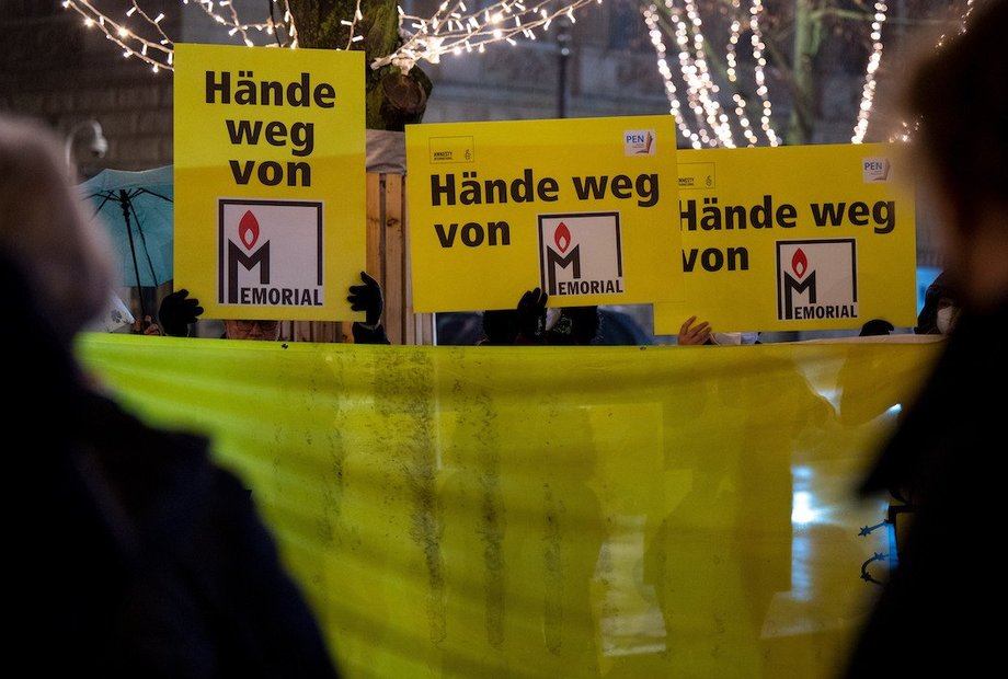 Kundgebung gegen die drohende Auflösung der russischen Menschenrechtsorganisation Memorial vor der russischen Botschaft in Berlin im Dezember 2021. (c) picture alliance/dpa/dpa-Zentralbild | Monika Skolimowska
