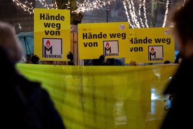 Kundgebung gegen die drohende Auflösung der russischen Menschenrechtsorganisation Memorial vor der russischen Botschaft in Berlin im Dezember 2021. (c) picture alliance/dpa/dpa-Zentralbild | Monika Skolimowska