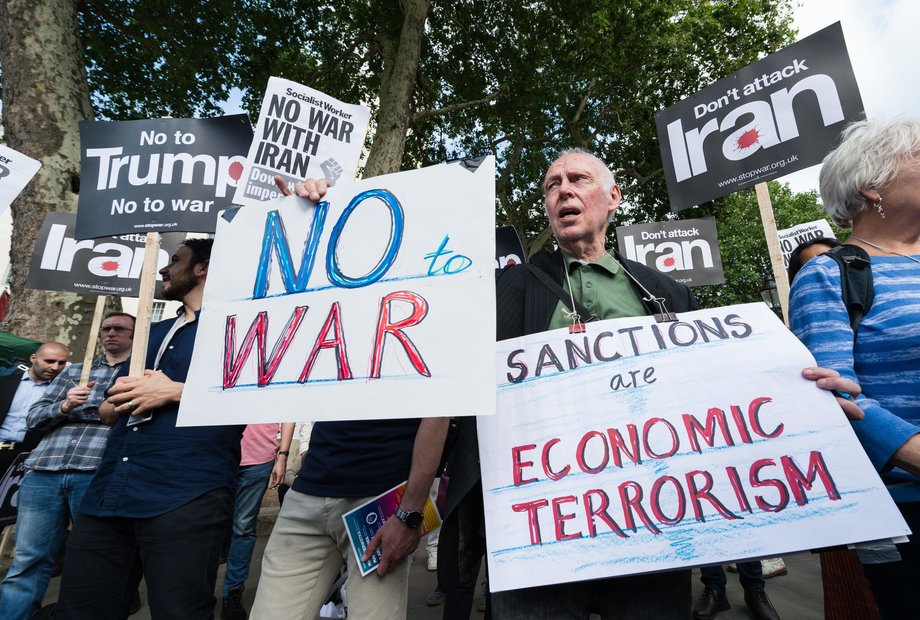 Demonstranten warnen vor einer weiteren Eskaltion im Konflikt mit dem Iran Demonstranten warnen vor einer weiteren Eskaltion im Konflikt mit dem Iran