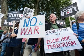 Demonstranten warnen vor einer weiteren Eskaltion im Konflikt mit dem Iran