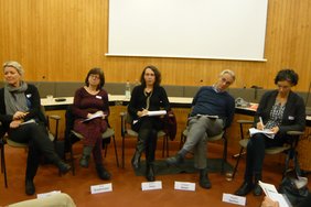 IFSH-Wissenschaftlerin Dr. Anna Kreikemeyer (2.v.l.) während der Diskussion.